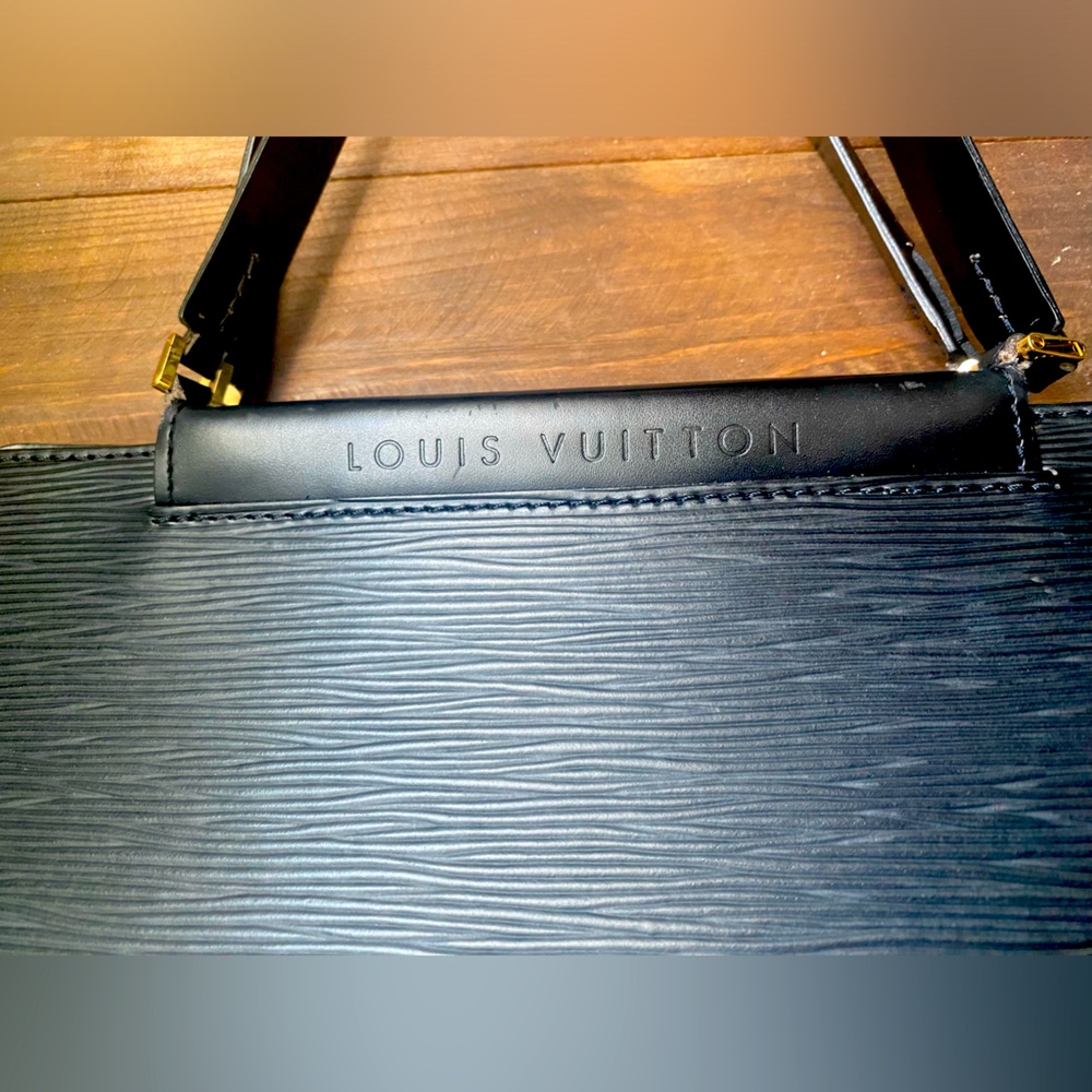 Black Louis Vuitton Epi handbag